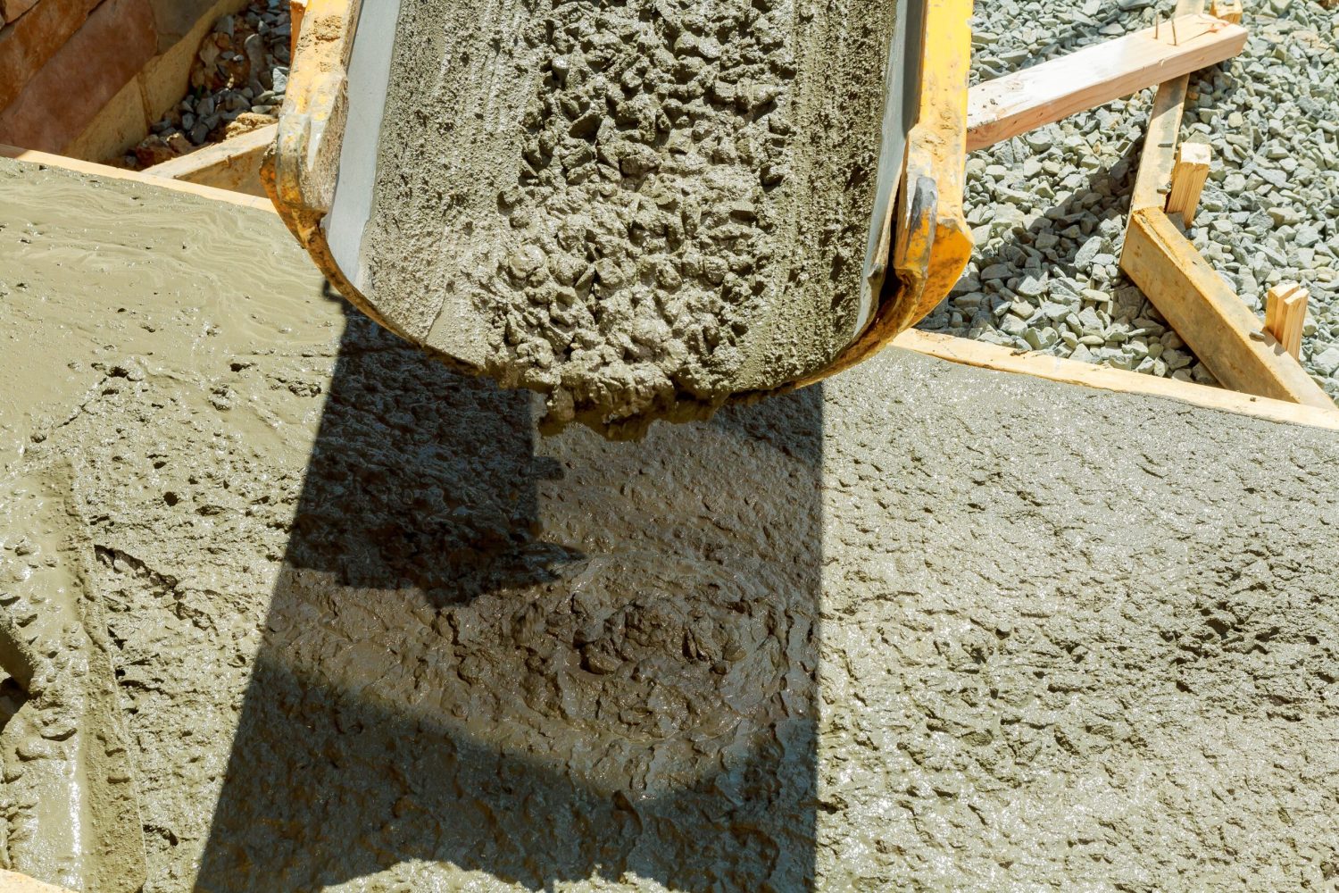 Pouring cement concrete process to apartment building Pouring cement concrete